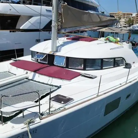 Centro Catamaranes Y Velero 船屋 伊维萨镇
