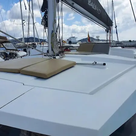 Centro Catamaranes Y Velero 船屋 *