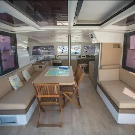 Centro Catamaranes Y Velero 船屋 *